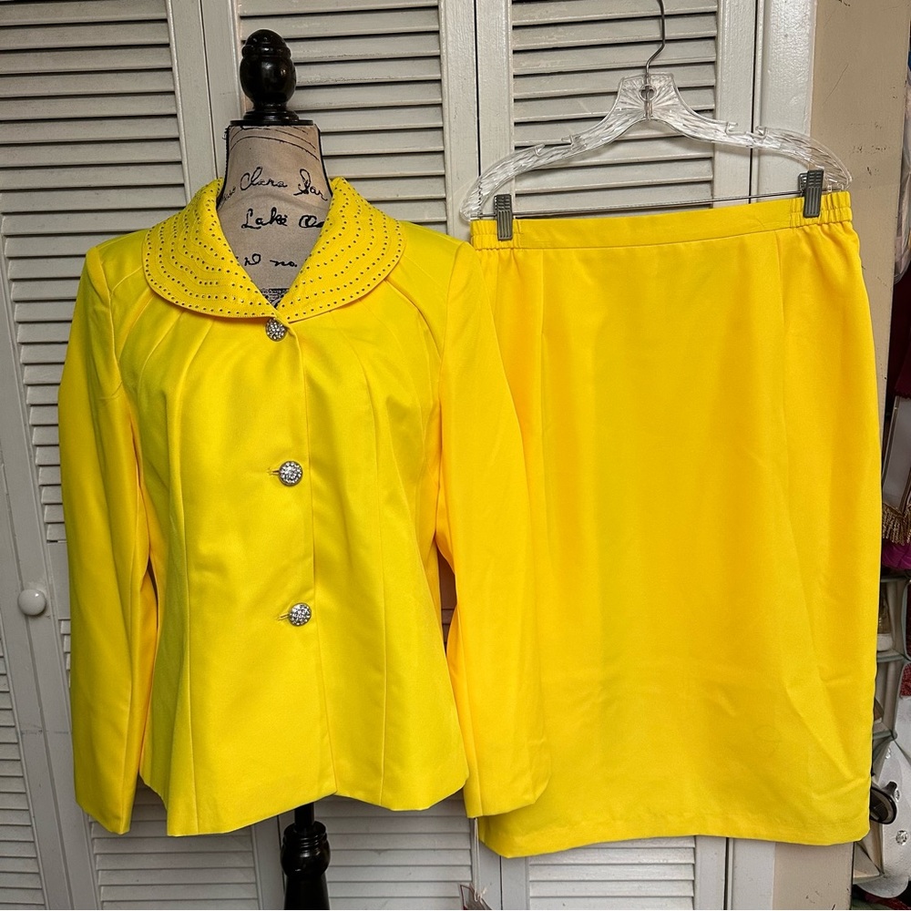 EY Signature Plus size skirt suit